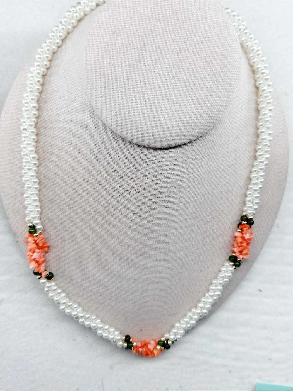 5360. Plastic Pearl Beaded Necklace with Bead Accents